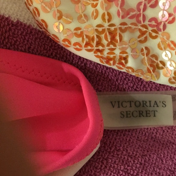 🔥One piece red and one White only Left!! VICTORIAS BIKINI BOTTOMS & Tops - Picture 6 of 8